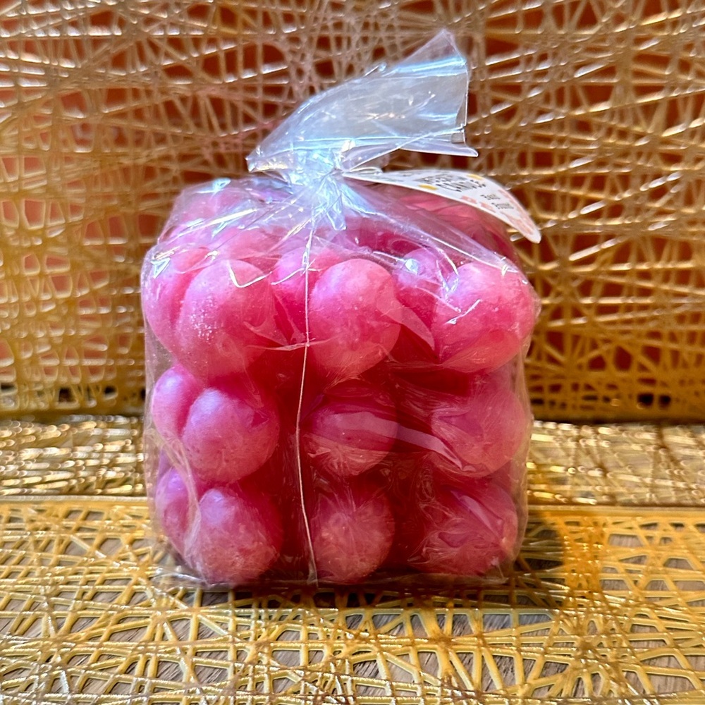 NWT - Unscented Pink Bubble Heart Candle